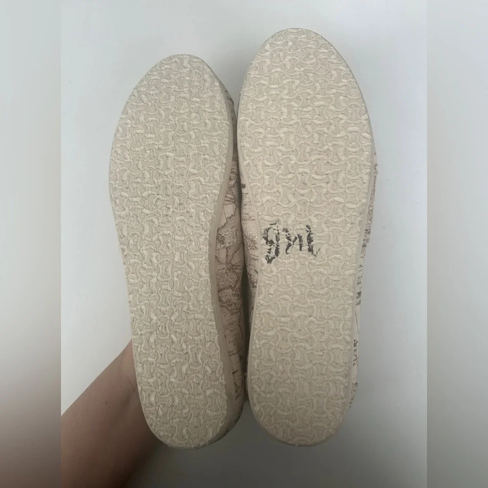 Toms Flats Slip-on shoes Size 7
